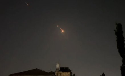 Eksplozje rozświetlają niebo nad Jerozolimą podczas irańskiego ataku na Izrael.