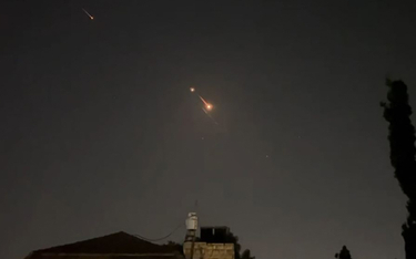 Eksplozje rozświetlają niebo nad Jerozolimą podczas irańskiego ataku na Izrael.