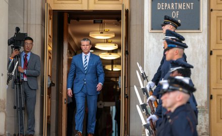 Pete Hegseth dokonuje czystek w Pentagonie i się z nich nie tłumaczy