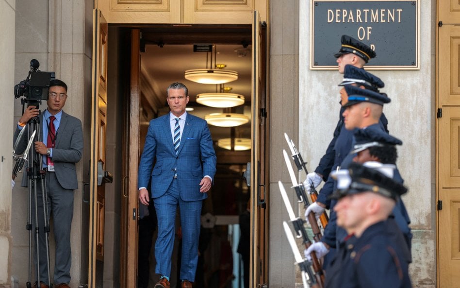 Pete Hegseth dokonuje czystek w Pentagonie i się z nich nie tłumaczy