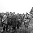 Roman Dmowski (w środku, w płaszczu, podczas przekazaniu sztandaru oddziałowi Armii Polskiej we Fran