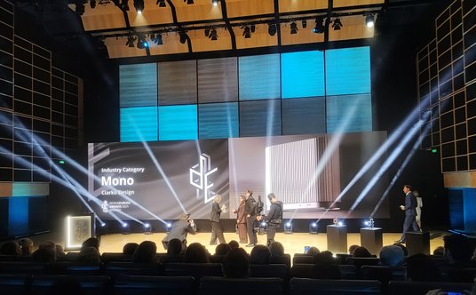 Moment wręczenia prestiżowej nagrody dla polskiego okapu kuchennego Mono Ciarko