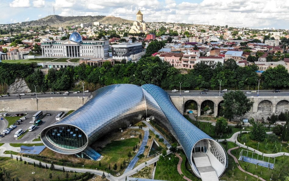 Autorami projektu Hali Koncertowej Rike są architekci ze Studia Fuksas, jednej z czołowych włoskich 