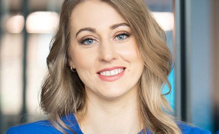 Ekspertka od biur. Lubi ogrody, żeglowanie i golfa