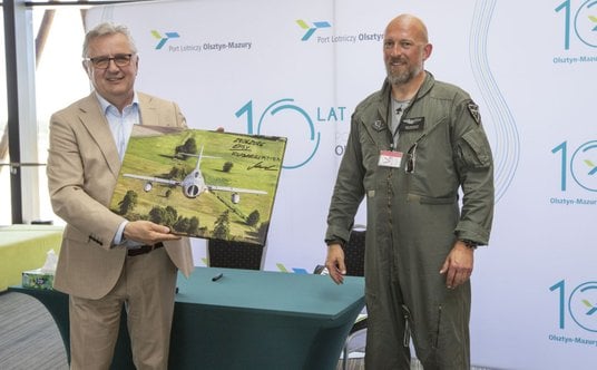 Prezes Portu Lotniczego Olsztyn-Mazury Wiktor Wójcik i prezes Fubar Aviation Bartosz Maciejczyk podp