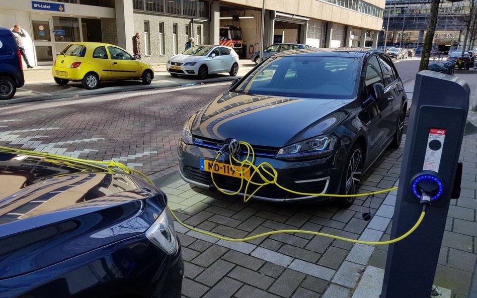 Amsterdam ma bardzo ciekawą politykę wspierania rozwoju elektromobilności.