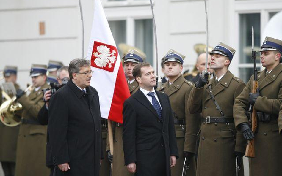 Bronisław Komorowski przywitał Dmitrija Miedwiediewa przed Pałacem Prezydenckim