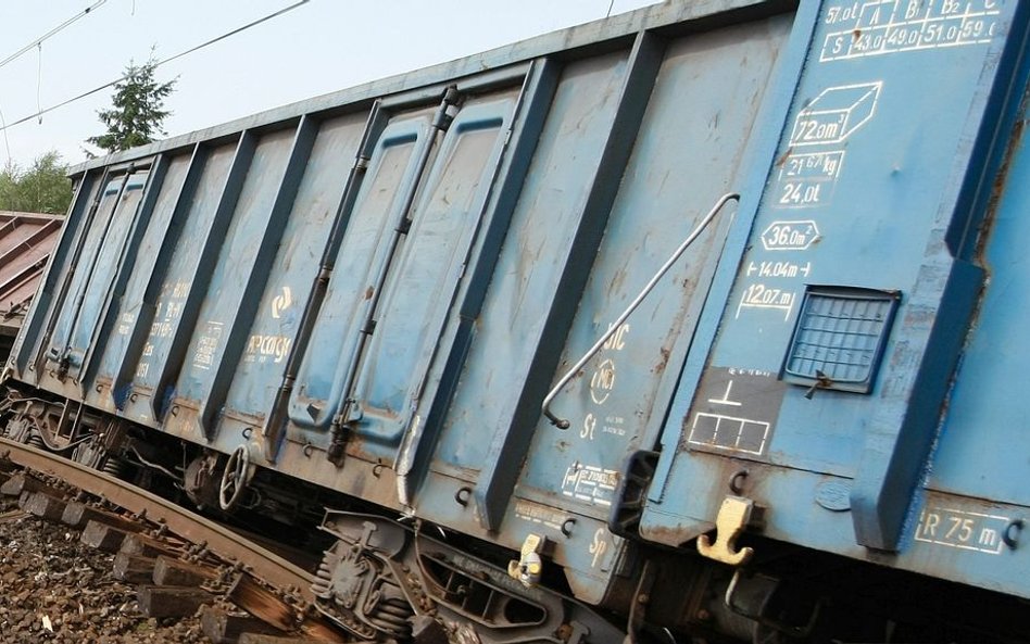 Zablokowany ruch pociągów na trasie Szczecin-Poznań. Przez wykolejenie wagonów towarowych