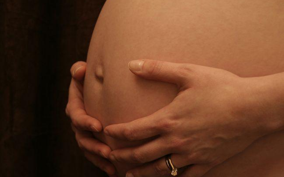 Prawo pracy: Ciężarna, niepełnoletnia pracownica musi mieć zapewnione zatrudnienie do dnia porodu.