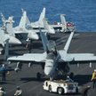 Samoloty Hornet na pokładzie amerykańskiego lotniskowca – w oczekiwaniu na rozkaz prezydenta Donalda