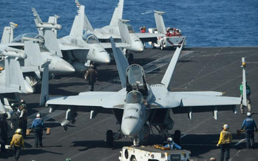 Samoloty Hornet na pokładzie amerykańskiego lotniskowca – w oczekiwaniu na rozkaz prezydenta Donalda