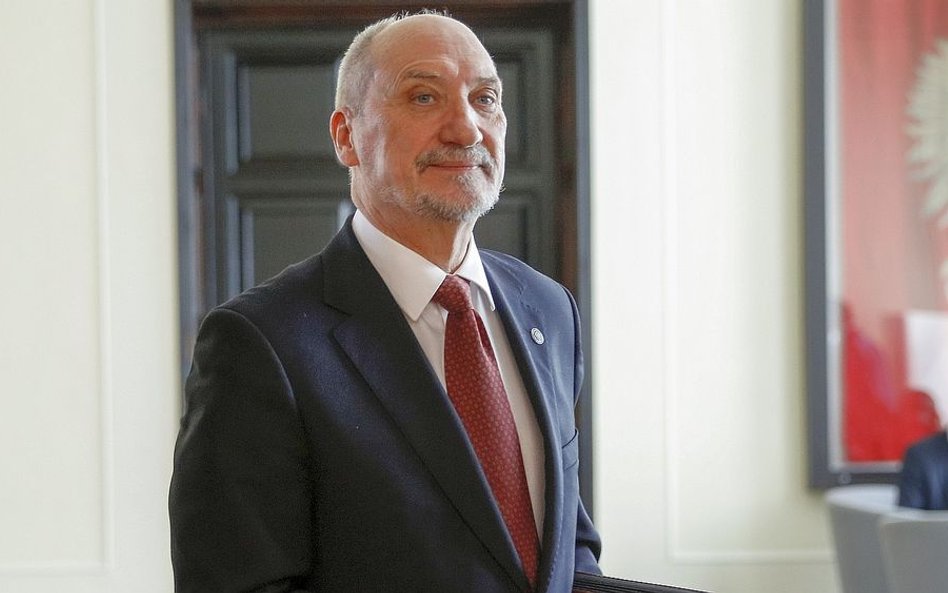 Macierewicz: Pomoc Chin? „Obawiam się nawet, gdy niosą dary”