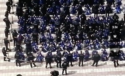 Tajemniczy film. Związani więźniowie z opaskami na oczach