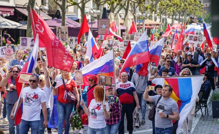 Rosyjskie i sowieckie flagi na letniej manifestacji we Frankfurcie