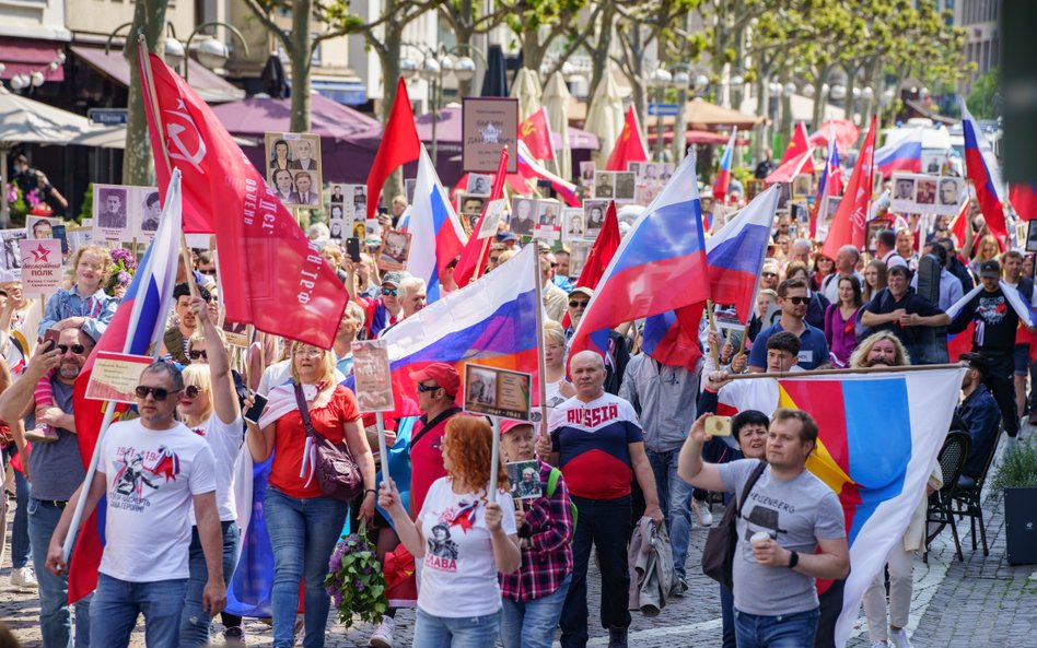 Rosyjskie i sowieckie flagi na letniej manifestacji we Frankfurcie