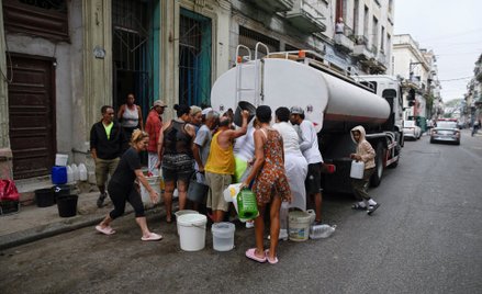 Cysterna z wodą na ulicy w Hawanie.  Poważne niedobory paliwa zakłóciły pompowanie i dystrybucję wod