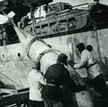 Wyładunek bomb lotniczych i czołgów z pokładu alianckiego statku w Murmańsku, jesień 1941 r.