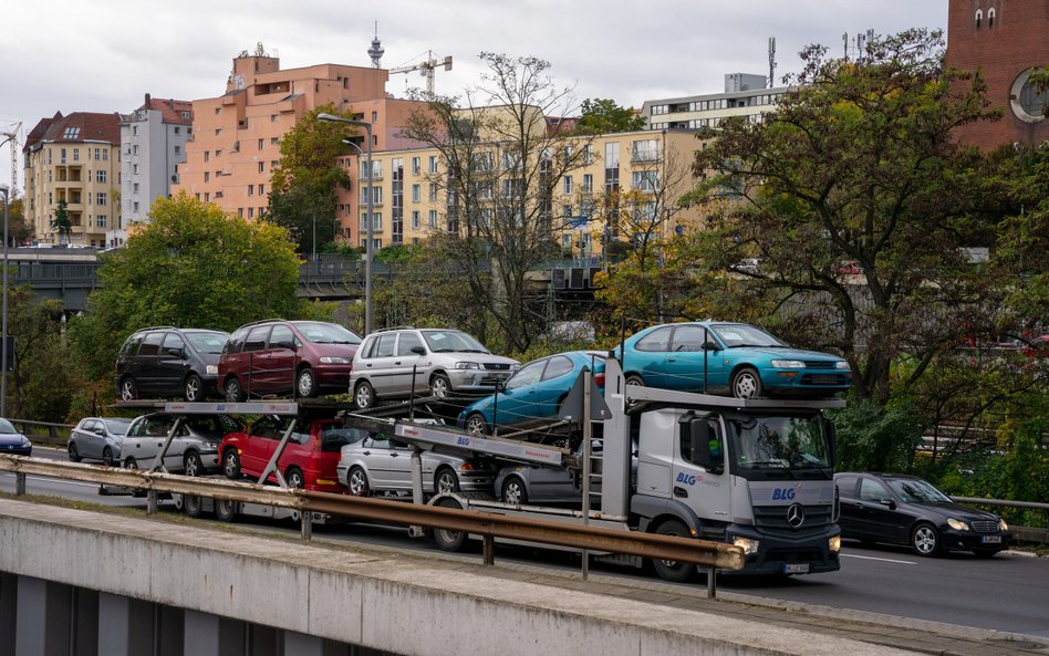 W łącznej liczbie sprowadzanych do Polski używanych samochodów osobowych, te ponad dziesięcioletnie 