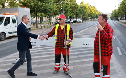 Donald Tusk rano na ulicy w Warszawie