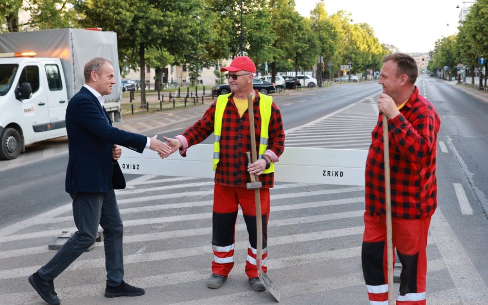 Donald Tusk rano na ulicy w Warszawie