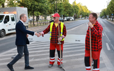 Donald Tusk rano na ulicy w Warszawie