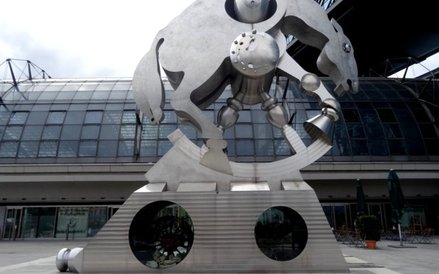Rzeźba „Rolling Horse" Jürgena Goertza pod dworcem Hauptbahnhof