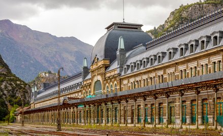 W 1970 dworzec w Canfranc został zamknięty z powodu uszkodzenia mostu kolejowego po francuskiej stro