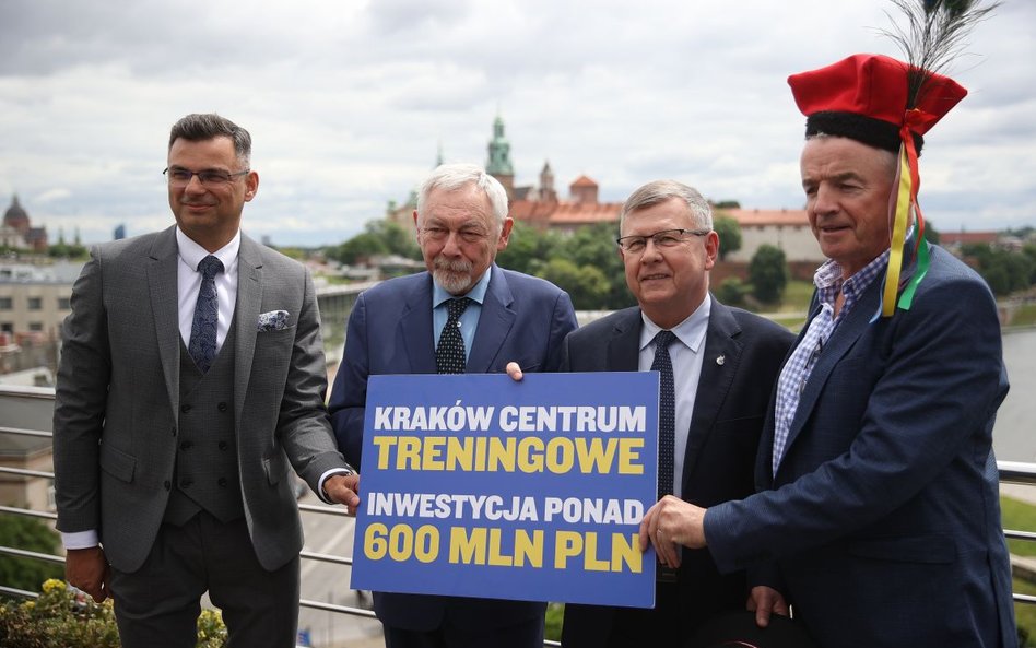 Prezes Kraków Airport Radosław Włoszek, prezydent Krakowa Jacek Majchrowski, marszałek województwa m