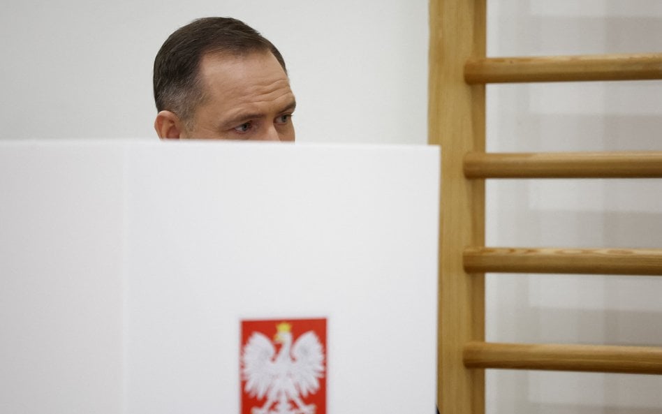 Karol Nawrocki, zwycięzca wyborów prezydenkich 2025, podczas głosowania w II turze