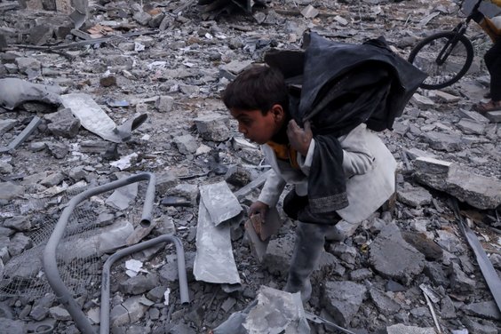 Palestyńskie dziecko na gruzach budynku po izraelskim ataku w Gazie
