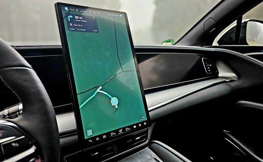 Centralny ekran można ustawić w dwóch pozycjach - pionowo jak na zdjęciu lub poziomo