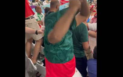 Kibic zmienia koszulkę w trakcie meczu Polska-Arabia Saudyjska