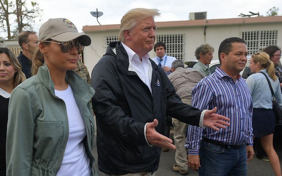 Październik 2017 roku. Donald Trump z żoną Melanią z wizytą w mieście Guaynabo w aglomeracji San Jua