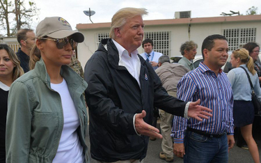 Październik 2017 roku. Donald Trump z żoną Melanią z wizytą w mieście Guaynabo w aglomeracji San Jua