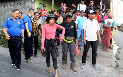 Indonezja - turyści schodzą z wulkanu po trzęsieniu ziemi