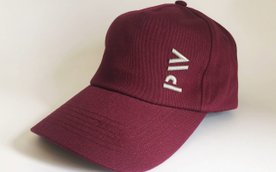 Bluzy z logiem Politechniki Warszawskiej kosztują 160 zł, czapka z daszkiem – 36 zł