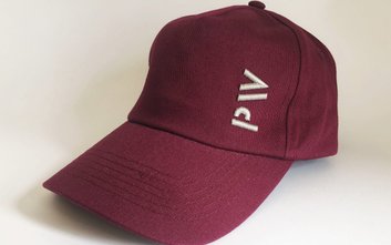 Bluzy z logiem Politechniki Warszawskiej kosztują 160 zł, czapka z daszkiem – 36 zł