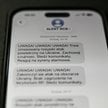 Alert RCB o rosyjskim ataku powietrznym na Ukrainę widoczny na telefonie