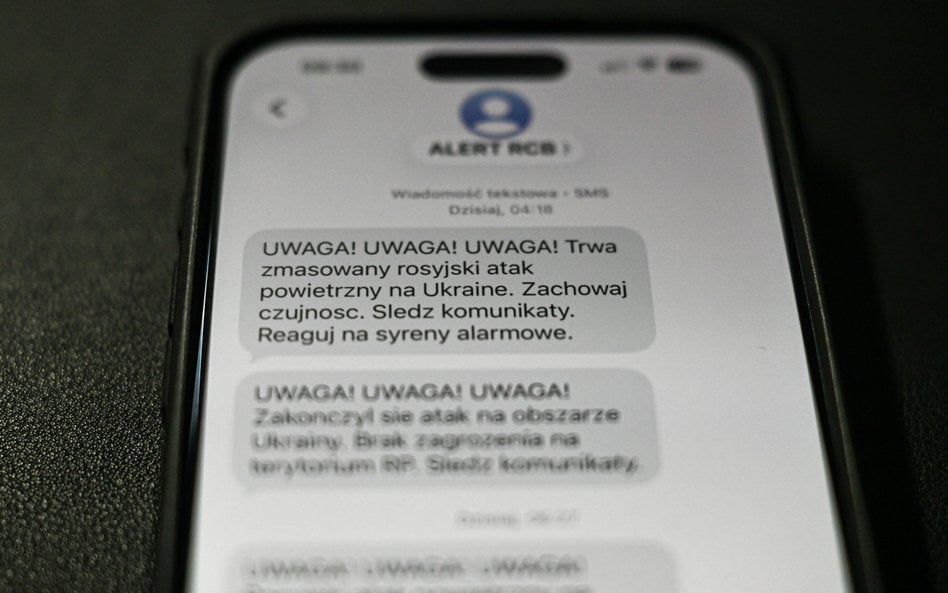 Alert RCB o rosyjskim ataku powietrznym na Ukrainę widoczny na telefonie