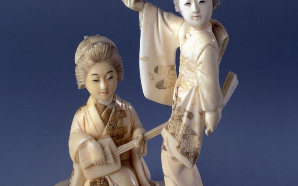 Dwie gejsze, XIX/XX w. miniaturowa rzeźba w kości słoniowej Muzeum Narodowe w Warszawie dar Stanisła