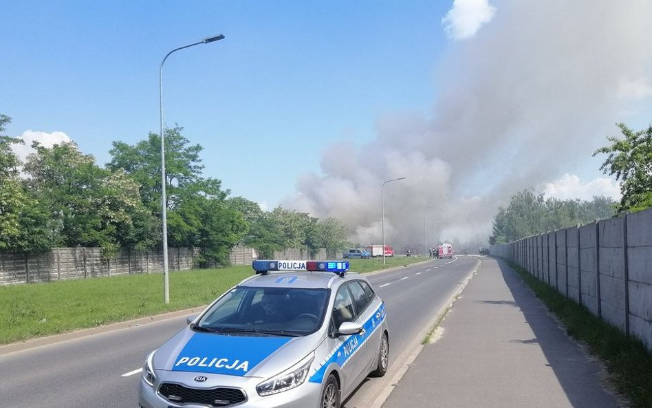 Pożar odpadów w Ostrowie Wlkp. Władze odradzają wychodzenie na dwór