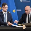 Minister aktywów państwowych Jakub Jaworowski (L) oraz prezes Polskiej Grupy Zbrojeniowej Adam Leszk