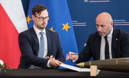 Minister aktywów państwowych Jakub Jaworowski (L) oraz prezes Polskiej Grupy Zbrojeniowej Adam Leszk