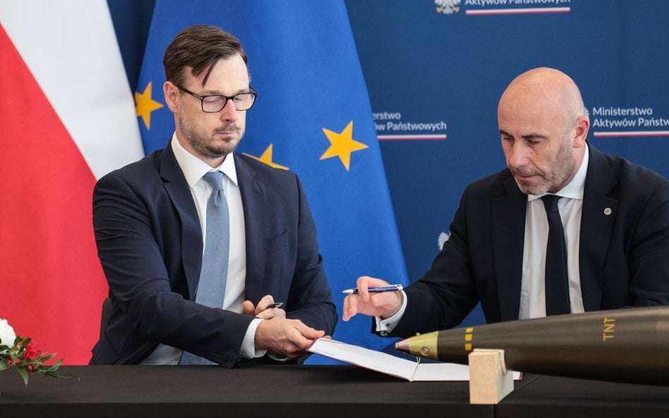 Minister aktywów państwowych Jakub Jaworowski (L) oraz prezes Polskiej Grupy Zbrojeniowej Adam Leszk