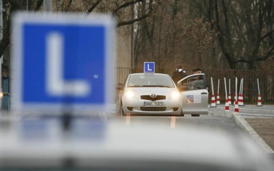 Egzaminowany powinien zmieniać bieg na wyższy w momencie, kiedy silnik osiągnie ok. 2 tys. obrotów n