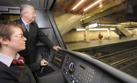 Obecnie obowiązujący dekret królewski o zakazie zatrudniania, poza wybranymi zawodami, wygasa 30 kwi