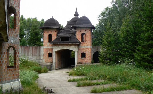 Brama wjazdowa na teren kompleksu.