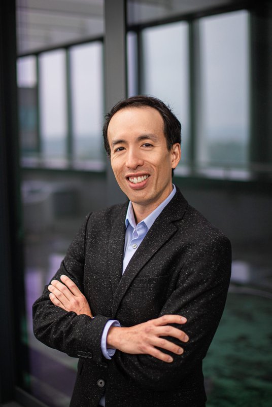 Vatnak Vat-Ho posiada niemal dwudziestoletnie doświadczenie zawodowe w obszarze farmacji, biotechnol