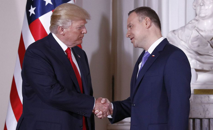 "Politico": Niebezpieczna gra Polski z USA. Polacy mogą za to zapłacić