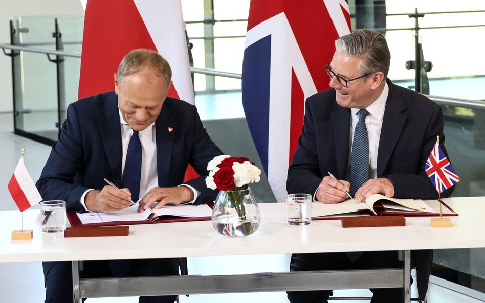 Donald Tusk i Keir Starmer podpisują Traktat o Partnerstwie